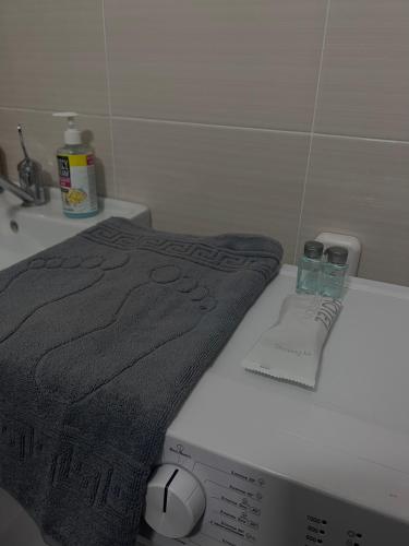 a towel sitting on top of a washing machine at Квартира в центре города , ЖК Наследие in Kokshetau