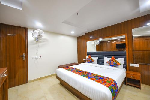 sypialnia z dużym łóżkiem w pokoju w obiekcie FabHotel Mona International w Nowym Delhi