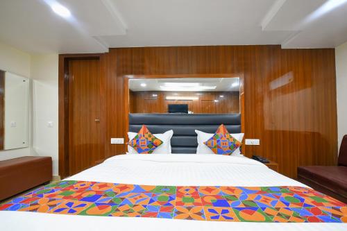 - une chambre avec un grand lit dans l'établissement FabHotel Mona International, à New Delhi