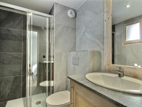 une salle de bain avec un lavabo, une douche et des toilettes dans l'établissement Spacieux appartement neuf pour 12 avec vues et balcons - FR-1-455-251, à La Plagne Tarentaise