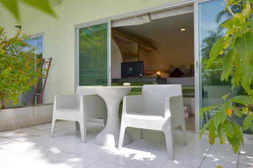 Ein Garten an der Unterkunft Le Divine Comedie Beach Resort