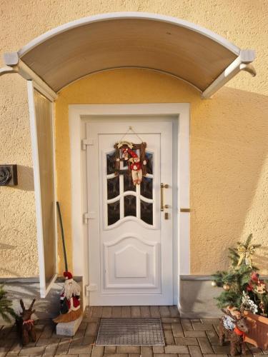 a white front door with a wreath on it at MontApart Geiseltal in Braunsbedra