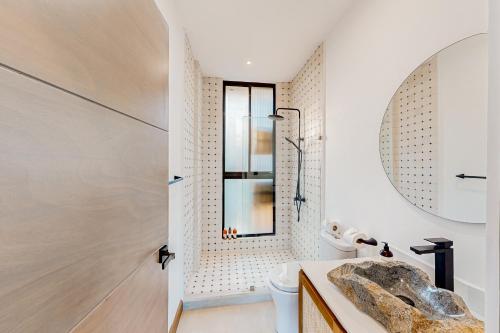 łazienka z toaletą i oknem w obiekcie Casa Sabor a Mar w mieście Playa Conchal