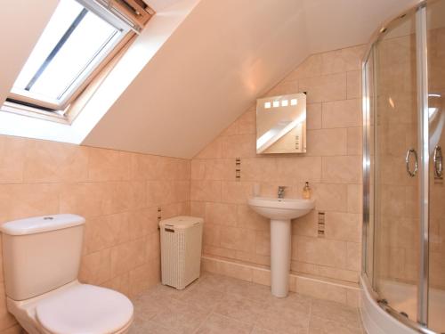 a bathroom with a toilet and a sink at 2 Bed in Widemouth Bay WOOWW in Poundstock