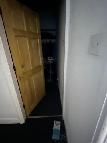einen Flur mit Holztür in einem Zimmer in der Unterkunft 241 albert avenue in Hull
