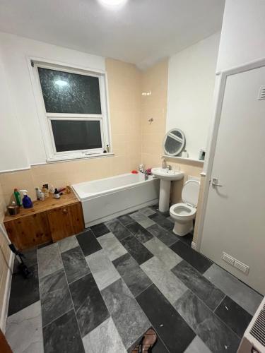 uma casa de banho com uma banheira, um WC e um lavatório. em 241 albert avenue em Hull