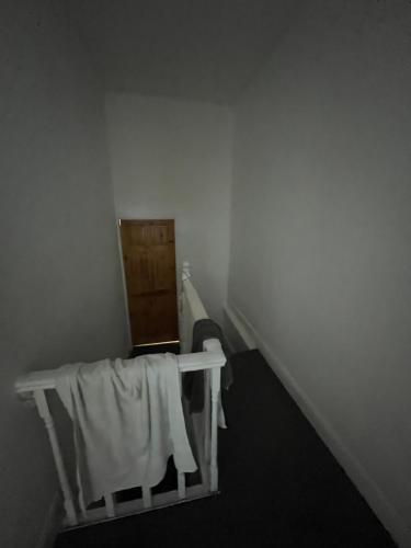 uma pequena casa de banho com toalhas brancas numa prateleira em 241 albert avenue em Hull