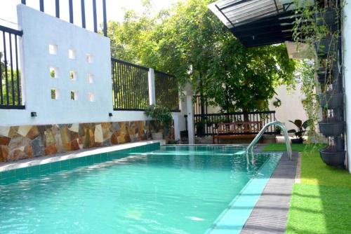 uma piscina com uma fonte num quintal em blooming hotel em Anuradhapura
