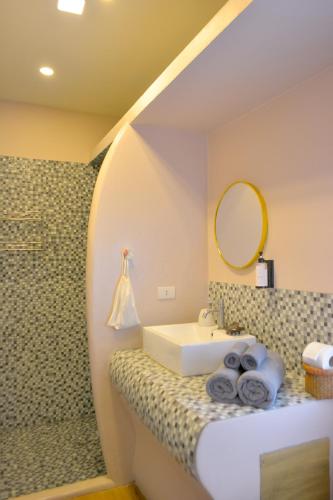 Ein Bett oder Betten in einem Zimmer der Unterkunft Le Divine Comedie Beach Resort
