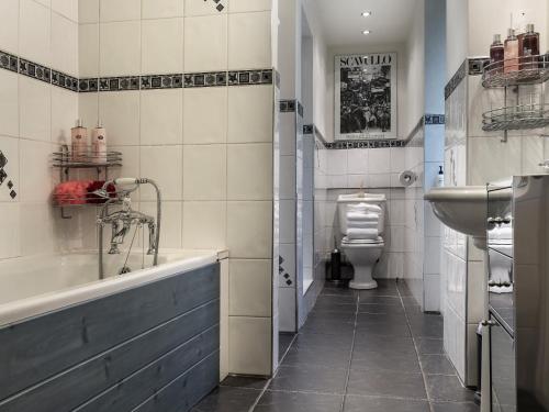 łazienka z wanną, umywalką i toaletą w obiekcie 2 Bed in Grange Over Sands LCC01 w mieście Grange-over-Sands