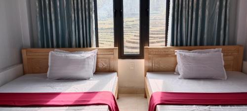 Ένα ή περισσότερα κρεβάτια σε δωμάτιο στο Nhà Nghỉ Tấn Phúc