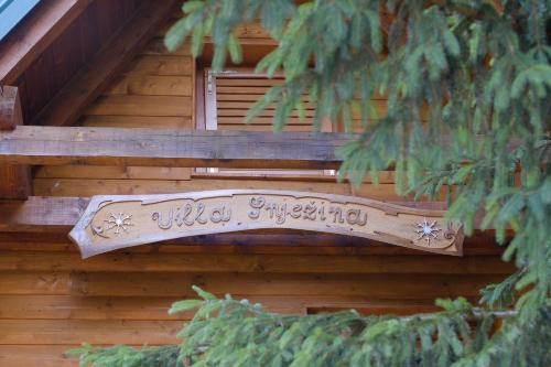 una señal en el lateral de un edificio de madera en Holiday Home Villa Snježina, en Vlašić