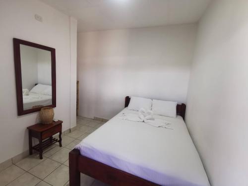 Ένα ή περισσότερα κρεβάτια σε δωμάτιο στο Chale's House Hotel