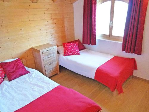 1 dormitorio con 2 camas y ventana en Charming Private Bungalow in Wohlenberg on Natural Beach, en Hérémence