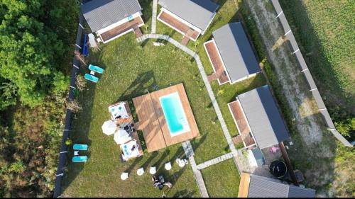 an overhead view of a house with a pool at Breeze By The Lake - Cazare cu jacuzzi pe malul lacului 