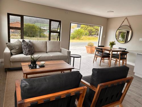 Χώρος καθιστικού στο Mountain Pearl Cottage