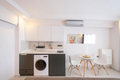 Virtuvė arba virtuvėlė apgyvendinimo įstaigoje Ezgi's Apartment With Terrace in Marmaris