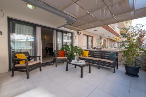 un patio esterno con panchine e tavolo di Ezgi's Suite With Terrace in The Heart of Marmaris a Marmaris