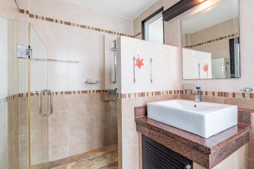 Koupelna v ubytování 长住优惠-芭提雅市中心6卧泳池别墅，近海滩，网红美人鱼餐厅，悬崖餐厅