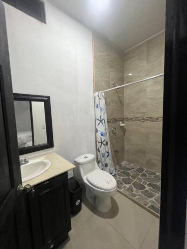 エラドゥーラにあるCabinas El Anzuelo #1のバスルーム(トイレ、洗面台、シャワー付)
