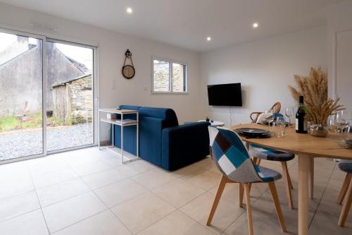 Μια τηλεόραση ή/και κέντρο ψυχαγωγίας στο Appart Hôtel La Gacilly-centre ville-SPA-parking