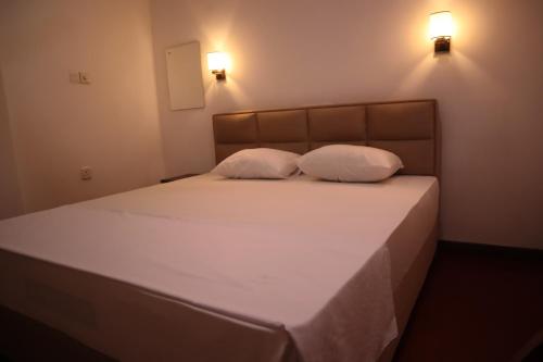 un letto con due cuscini sopra in una stanza di Diamond Cottage a Habaraduwa Central