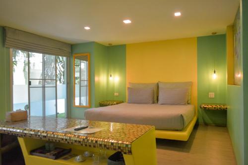 Ein Sitzbereich in der Unterkunft Le Divine Comedie Beach Resort