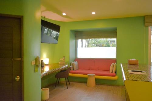 Ein Sitzbereich in der Unterkunft Le Divine Comedie Beach Resort