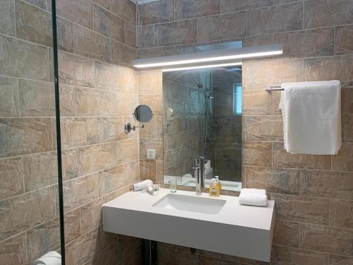 藍海灣的住宿－Le Clos des Bains Mauritius，浴室设有白色水槽和镜子