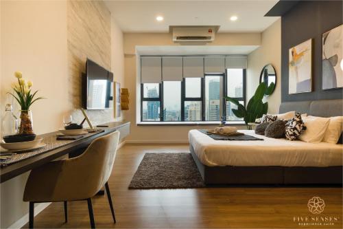 吉隆坡的住宿－Ceylonz Suite, Bukit Bintang, Experience，一间卧室配有一张床、一张书桌和一个窗户。
