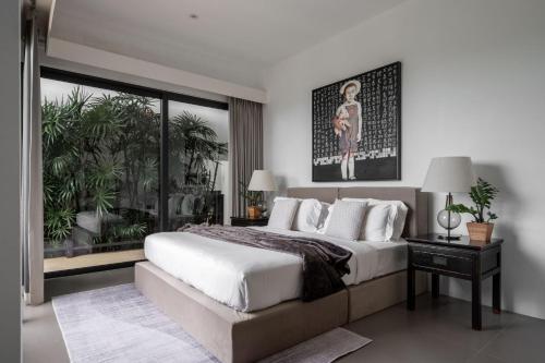 1 dormitorio con cama grande y ventana grande en Villa Mullion Cove, en Bophut 