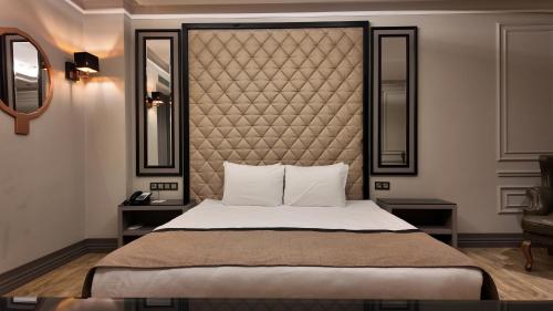 Ένα ή περισσότερα κρεβάτια σε δωμάτιο στο Lala Grand Hotel