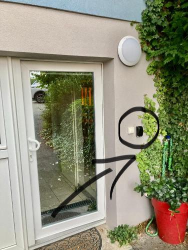 a glass door with a plant next to it at B&B chez Didier et Catherine in Ittenheim