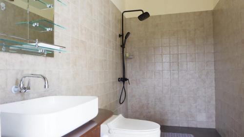 bagno con doccia, lavandino e servizi igienici di Nalendro Villa Borobudur a Borobudur