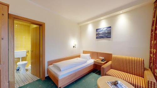 Koupelna v ubytování Hotel Tiroler Adler - bed and breakfast