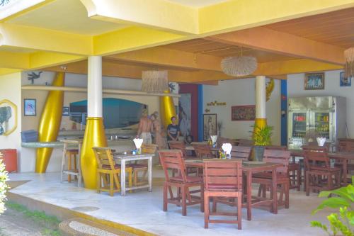 Ein Restaurant oder anderes Speiselokal in der Unterkunft Le Divine Comedie Beach Resort 