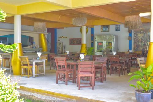 Ein Restaurant oder anderes Speiselokal in der Unterkunft Le Divine Comedie Beach Resort 