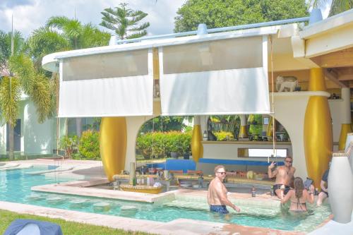 Der Swimmingpool an oder in der Nähe von Le Divine Comedie Beach Resort