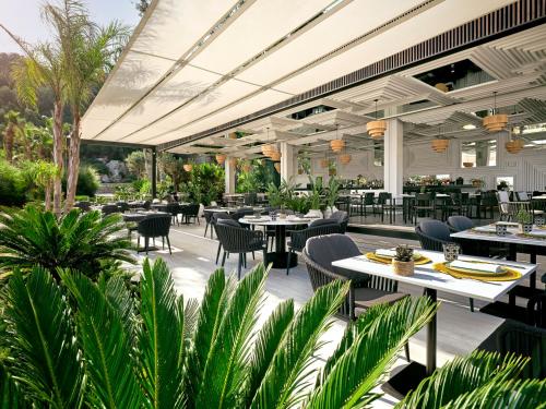 een eethoek in de openlucht met tafels en stoelen bij Caja by Maxx Royal in Bodrum City