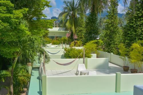Ein Garten an der Unterkunft Le Divine Comedie Beach Resort