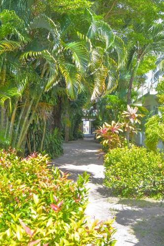 Ein Garten an der Unterkunft Le Divine Comedie Beach Resort