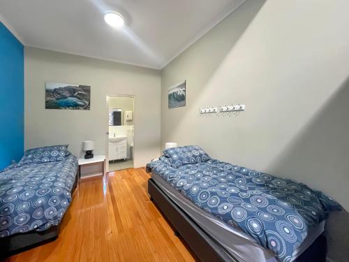 - une chambre avec 2 lits dans l'établissement Port Lincoln Studio Apartments, à Port Lincoln