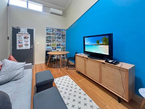 Televisyen dan/atau pusat hiburan di Port Lincoln Studio Apartments