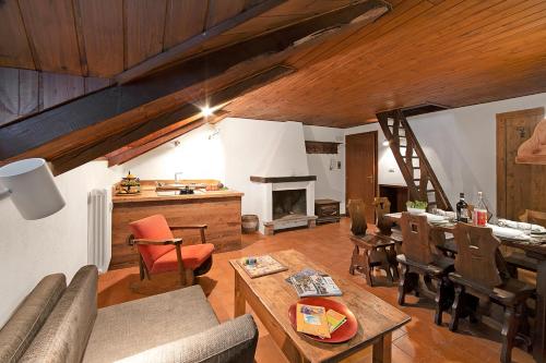 a living room with a couch and a table at Appartamento La Fontaine Ski In Ski Out - Happy Rentals in Claviere