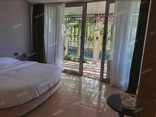 Кровать или кровати в номере Sanya Romantic Journey Sea Resort & Spa