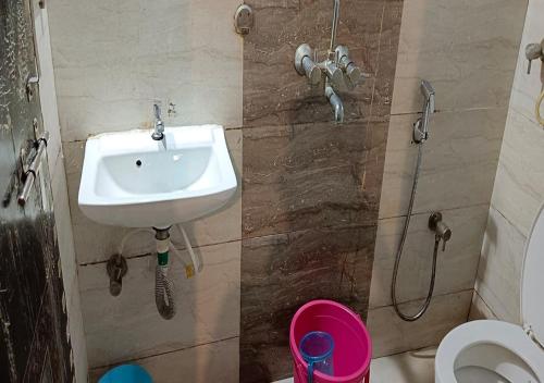 een badkamer met een wastafel en een douche bij Hotel Mumbai Garden Resort in Karjat