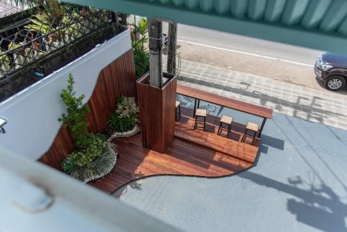 eine Aussicht auf eine Terrasse im Haus in der Unterkunft Bania Boutique House in Khao Lak