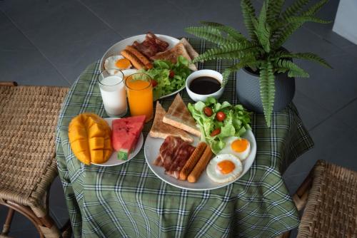 カオラックにあるBania Boutique Houseのテーブル(朝食用2皿付)