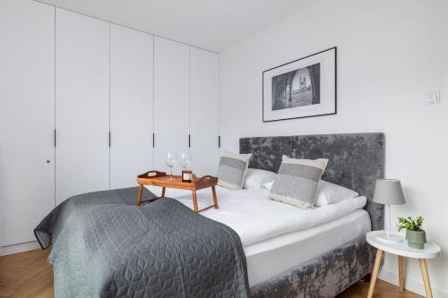 เตียงในห้องที่ Lux Apartments Kosciuszki 39 with Parking by Renters Prestige