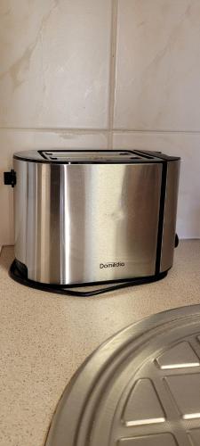 un grille-pain au-dessus d'un comptoir dans l'établissement Gite de mer proche Pornic 6 personnes, à La Bernerie-en-Retz